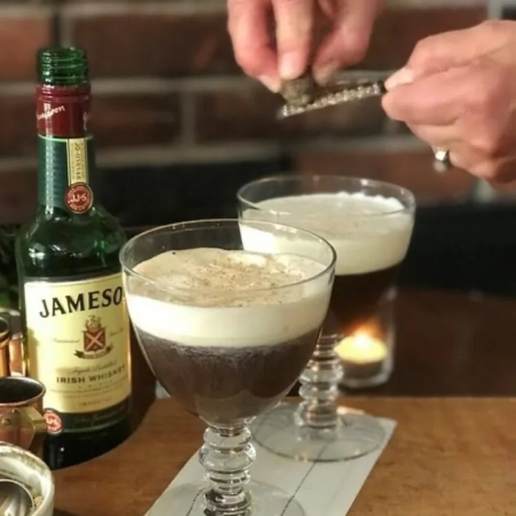 Δυο ποτηρια ιρλανδικου καφε με μπουκαλι jameson μοσχοκαρυδο