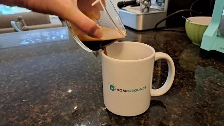Ο Μαρτάκης βαζει καφε στην κουπα για ολοκληρωση καφε αμερικανο