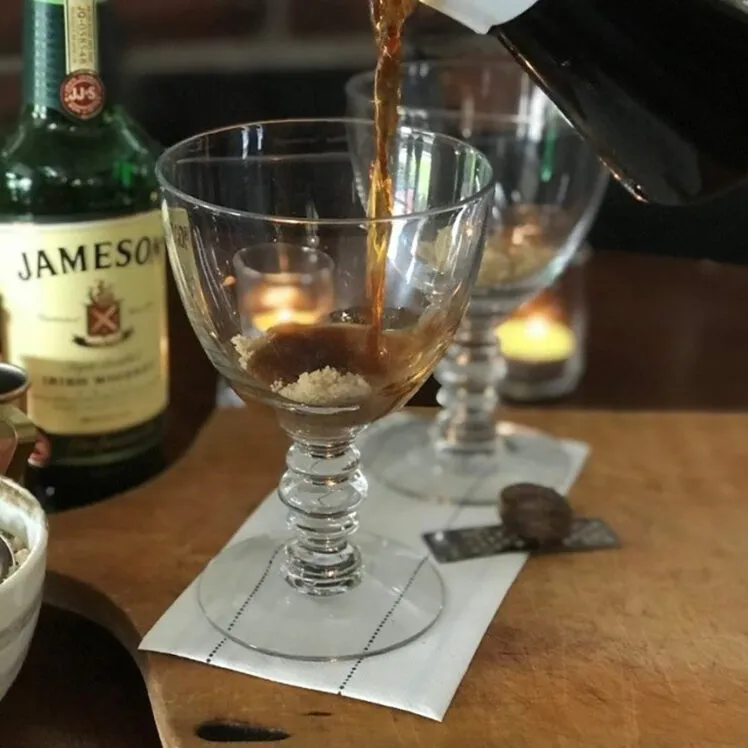 ιρλανδικος καφε με μαυρη ζαχαρη σε ποτηρι