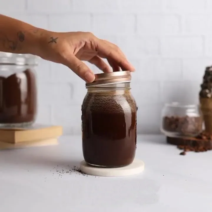 κουμπωνουμε το δοχειο cold brew για αποθηκευση