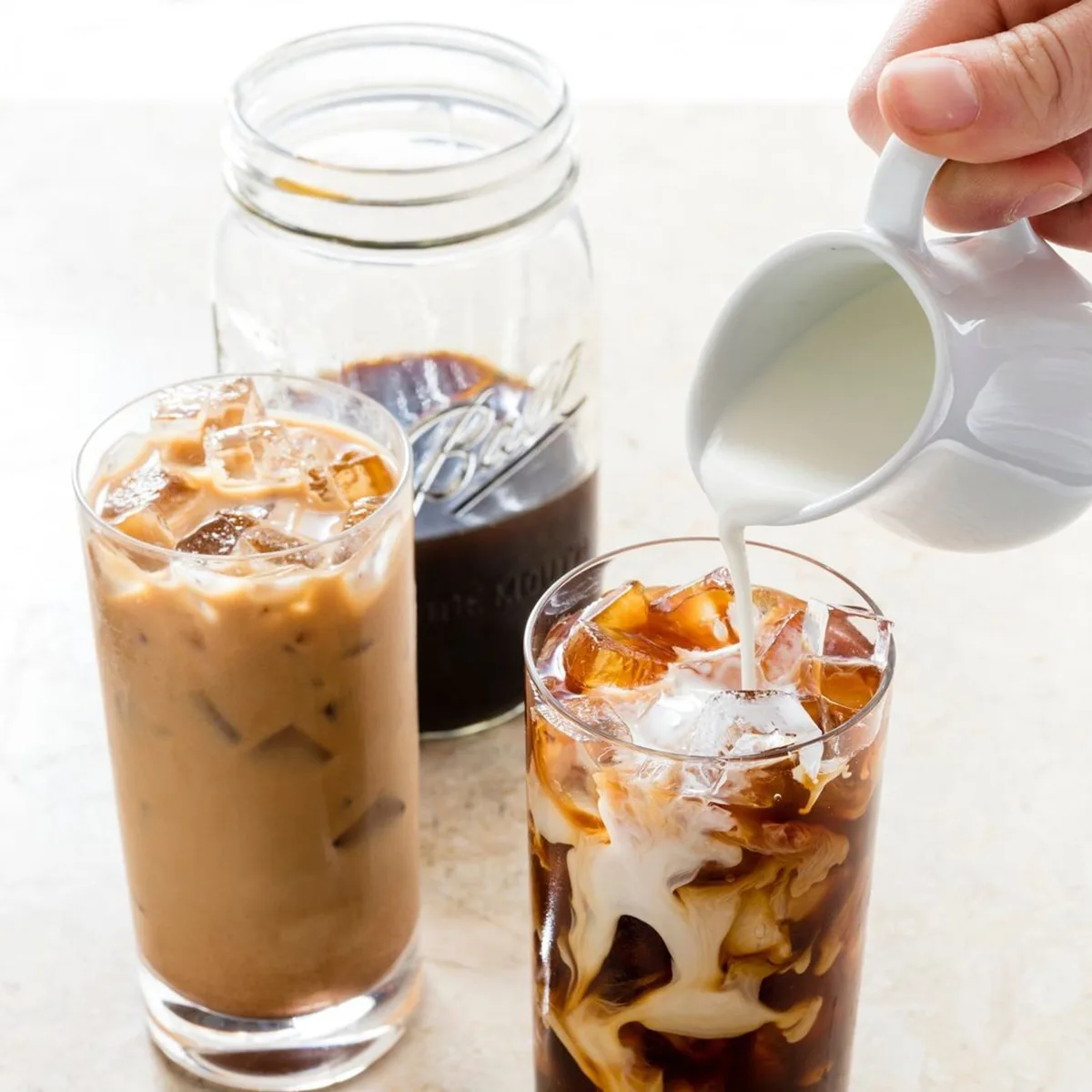 τρια ποτηρια με καφε cold brew και γάλα